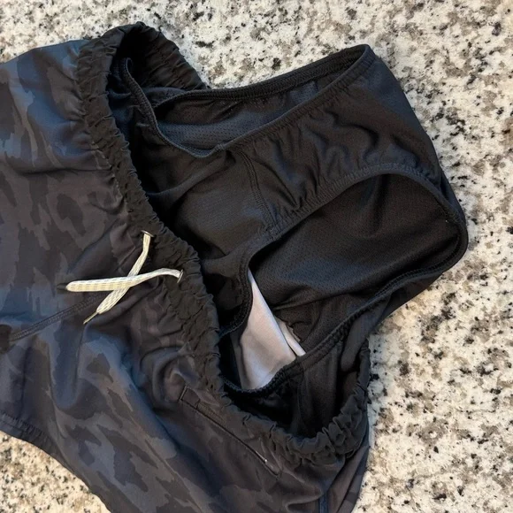 Vuori Women’s Clementine 2.0 Shorts Small - Picture 6 of 9